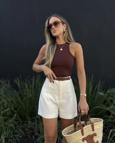 Quiet Luxury Style Summer, Cream Tailored Shorts Outfit, Simple Elegant Summer Outfit, Elegant Beach Outfits Women, Classy Outfits Shorts, Easy Chic Summer Outfits, Classy Outfits With Shorts, Classy Chic Aesthetic Outfit, Chic Summer Outfits 2020