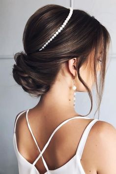 Noiva de Tiara: 22 ideias de penteados para você se inspirar! | Mariée: Inspiração para Noivas e Casamentos Wedding Hairstyles For Short Hair, Cute Wedding Hairstyles, Wedding Hairstyles For Medium Hair, Shorthair Hairstyles, Bangs Short, Updos For Medium Length Hair, Trendy Wedding Hairstyles, Short Wedding Hair, Hairstyles For Short Hair