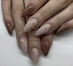 Classy Fall Almond Nails, Almond Nails For Autumn, Neutral Gel Nails Almond, Fall Nails Ideas Autumn Short Almond, Autumn Style Nails, Neutral Fall Acrylic Nails, Fall Nail Inspiration Autumn Almond, Short Acrylic Nails Autumn, Fall Nail Inspo Almond Short