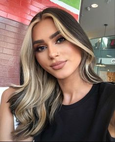 Money Piece Hair Upcoming Hair Trends 2023, Bottom Blonde Top Black Hair, Dyed Hair Trends 2023, Brunette Face Frame Balayage Hair, Money Piece In Ponytail, Low Maintence Hair Color For Brunettes, Dark Brown Hair With Blonde Halo, Blonde Halo On Dark Hair, Haircuts For Broad Shoulders