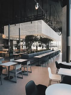 tables and chairs are lined up in an empty room with no one sitting at them