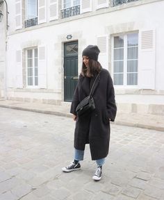 Black All Star Converse Outfits, Long Black Coat Outfit Casual, Scandanavian Street Style Winter, Cold Outfit, Sassy Outfit, Mum Fashion, Italy Outfits, Winter Mode