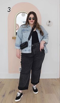 Black Mom Jeans Outfit Plus Size, Plus Size Jeans Jacket Outfit, Plus Size Outfits Sneakers, Oversized Denim Jacket Outfit Plus Size, Black Jeans Plus Size Outfits, Denim Jacket Plus Size Outfits, Casual Chic Outfit Plus Size, Winter Plus Size Outfits Casual, Plus Size Spring Fashion 2024