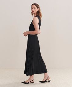 Pleated Skirt Black Dressed up or down with ease, this pleated matte skirt is perfect for any occasion. With an easy, ultra-flattering drape, this piece is meant for styling with varied silhouettes: pair it with a relaxed knit or turtleneck for an elevated look or a slim-fit tee for more casual styling. Pleated Skirt Black, Elastic Waistband Skirt, Womens Pleated Skirt, Black Pleated Skirt, Jenni Kayne, Cozy Cardigan, Skirt Black, Workout Tee, Pleated Skirt