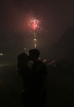 Couple foto op New Year’s Eve - Firework New Year Kiss Aesthetic, New Year Eve Couple Pictures, Couples On New Years, New Years Eve Kiss Aesthetic, New Years Aesthetic Couple, New Years Eve With Boyfriend, New Year’s Eve Kiss, New Year’s Eve Couple Pictures, New Year’s Eve Couple