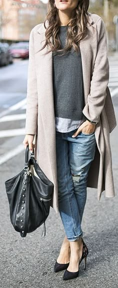 Boyfriend jeans + long cardigan = super chic outfit #fashion #trends #style Minimalisticky Chic, Casual Chique Stijl, Fall Fashion Coats, Style Casual Chic, Trendy Fall, Mode Inspo, Jeans Boyfriend