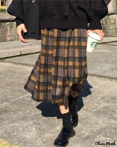 OliviaMark - Jupe plissée Academy Plaid de style vintage - Taille haute exquise et longue longueur élégante Long Plaid Skirt, Aesthetic Outfits Vintage, The 90s Fashion, Belted Midi Skirt, Plaid Midi Skirt, Skirt Streetwear, High Waist Long Skirt, Plaid Pleated Skirt, Y2k Aesthetic Outfits