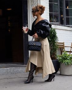 Black Feminine Outfit, Black Women Luxury, Black Woman Luxury Aesthetic, Wealthy Woman, Cold Fashion, Blogger Street Style, Winter Fashion Outfits Casual, Stylish Work Attire, Streetwear Fashion Women