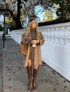 Fall into fashion with our captivating autumn outfits! Explore cozy layers, rich hues, and timeless styles to create the perfect look. Winter Outfits Christmas Markets, Brown Boots Outfit, Outfits Formal, Stile Blair Waldorf, Lawyer Fashion, Fest Outfits, Looks Pinterest, Trench Coat Outfit, Outfit Chic