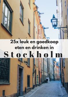 a narrow street with yellow buildings and the words 25x leuk en goedkoop etaten en drinken in stockholm