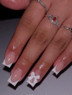 Nail Inspo Trendy White, Short Acrylic Nails With Bow, Bow Acrylic Nails French Tip, Short French Tip Nails Design, White French With Bow, Nails Acrylic Bow, Nail Ideas For 11 Yr, White French Tips With Bow, Nails W Bows