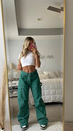 Summer Outfits Green Pants, Winter Aesthic Outfit, Wide Leg Sweat Pants Outfit Aesthetic, Going Out Cargo Pants Outfit, Green Bottoms Outfits, Colorful Cargo Pants Outfit, Vidcon Outfit, Colored Cargo Pants, Cute Baggy Pants Outfits