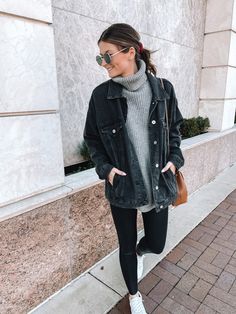 Black Denim Jacket Outfit Winter, Jeans Gris, Legging Outfits, Outfit Winter, Black Denim Jacket, Outfit Inspo Fall, Denim Jackets, Fall Fashion Outfits, Fashion Mode