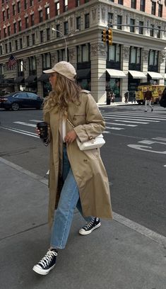 Winter Date Night Outfits, Nyc Outfits, Look Adidas, Trench Coat Outfit, Simple Fall Outfits, Skandinavian Fashion, Europe Outfits, Coat Outfit