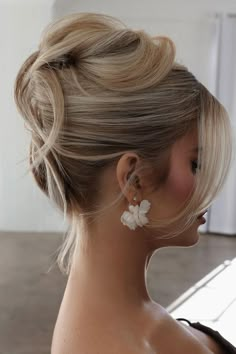 52 Gorgeous Wedding Hairstyles – Trendy Ideas for 2024 Out Of Face Wedding Hairstyles, Classy Bridal Hair Updo, Blonde Hair Updo Wedding, Elegant Wedding Hairstyles Updo, Wedding Hairstyles For Long Face, Blond Updo Hairstyles, Updo Bridal Hair With Veil, Bride Upstyles, Hairstyles For Occasions