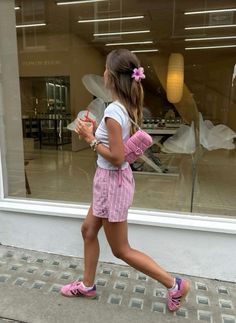 #summer #summeroutfits #summeroutfitideas #outfitinsposummer #outfit #outfitinspo #sambas #sambaoutfitas #adidas #spezials #denimskirt #goingoutoutfit #adidasshoestyled #sambasstyled #spezialsstyled #springoutfits #summeroutfitinspo #backtoschooloutfits #notmypicture Pink Shorts Outfits, Ideas De Outfits, Adidas Gazelle Indoor, Ny Outfits, Nyc Outfits, Shoe Wishlist