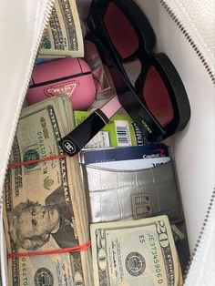 Inside Purse Aesthetic, Purse Full Of Money, Money In Purse, Account With Money, Celestial Garden, Aesthetic Shots, Black Girls Luxury Lifestyle, Money Girl, Inside My Bag