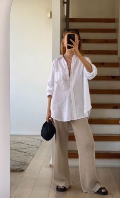 White button down shirt, flowy white shirt, summer shirt. White button down shirt outfit. White Shirt Outfits, Modest Summer Outfits, Chique Outfits, Neue Outfits, Mode Casual, Mode Inspo, Looks Chic, Looks Style, Casual Style Outfits