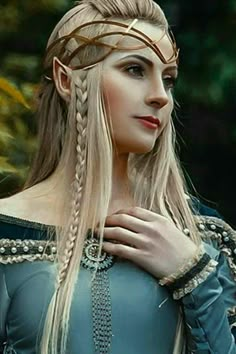 Weiblicher Elf, Cosplay Elf, Elven Queen, Medieval Hairstyles, Elf Cosplay, Female Elf, Elf Costume, Fantasy Photography, Fantasy Costumes