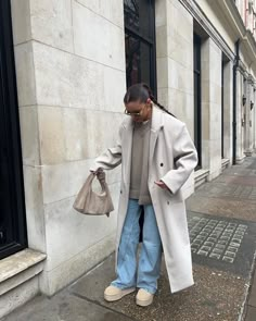 Fashion Week Fall Winter 2023, Copenhagen Outfit Aesthetic, Negative Weather Outfit, February Aesthetic Outfit, Mild Winter Outfits, Winter Outfits London Cold Weather, Green Trenchcoat Outfit, Mid Size Autumn Outfits, Styling Cardigans Ideas