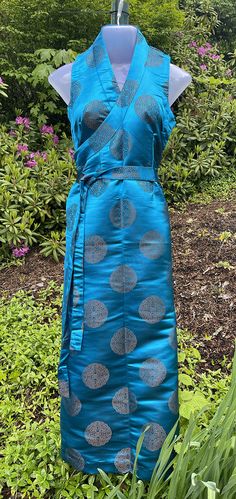 Tibetan Chuba Dress: Beautiful, Elegant and comfortable. Tibetan Chubas are traditionally worn by woman all around the world for all occasions. Blouse does not come with Chuba. Made in Nepal from Silk. All size are approximate Size: Small, Medium, Large XL Bust: 34" 38" 40" 44" Waist: 34" 37" 39" 42" Length: 51" 54" 56" 58" Chuba Dress, Tibetan Chuba, Tibetan Dress, Tibetan Clothing, Silk Brocade, Apron Dress, Traditional Dress, Traditional Clothing, House Dress