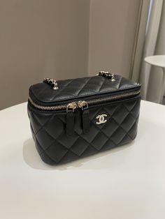 Chanel 23C Quilted Pearl Crush Vanity RectangularBlack Lambskin LGHWSize 16 x 10 x 8 cmAdjustable chainMicrochip StickerDec 2022New w sealIncludes full set box, dust bag and receiptPrice now 4750 sgd 3560 usd CN5554-01 Chanel Bag Inside, Chanel Box Bag, Chanel Vanity Bag Outfit, Chanel Vanity Bag, Chanel Cosmetic Bag, Chanel Vanity, Chanel Cosmetics, Chanel Box, Vanity Bag