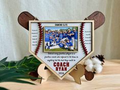 the baseball team is posing for a photo with their coach ryan on it's plaque