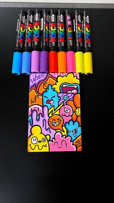 a bunch of markers sitting on top of a table