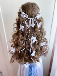 Quinceanera Hairstyles With Butterflies, Elven Wedding Hair, Fairy Hairstyles For Kids, Butterflies In Hair, Fairytale Wedding Hair, Hairstyles Fancy, Fairytale Hair, Pearl Hair Piece, Cool Hair Designs