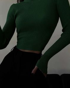 Slytherin Style Outfits, Slytherin Casual Outfits, Black And Green Aesthetic Outfit, Emerald Green Outfit Casual, Emerald Green Outfit Aesthetic, Slytherin Outfit Casual, Hogwarts Outfits Aesthetic, Slytherin Girl Outfit, Slytherin Outfits Aesthetic