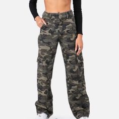 Adika Women’s Camouflage Relaxed Fit Cargo Jeans In Army Green Neutral. Elastic Waistband. Brand New With Tags. Measures 42.5 Inches In Total Length, 32 Inch Inseam, 12 Inch Rise And 28 Inch Waist. Size Women’s Medium. Army Jeans Outfit, Camo Jeans Outfit, Camo Pants Women, Green Army Pants, Army Pants Outfit, Black Camo Pants, Green Camo Pants, Cargo Pants Camo, Cargo Pants Women Outfit