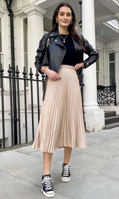 Stylish Skirt Outfits 2024: Seasonal Trends and Timeless Looks Beige Skirt Outfit, Pleated Midi Skirt Outfit, Pleated Skirt Outfits, Skirt Outfit Casual, Skirt Outfits Aesthetic, Black Skirt Outfits, Pleated Skirt Outfit, Skirt Outfits Fall, Midi Skirt Outfit