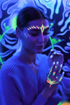 Neon Party Face Paint Ideas, Glow Halloween Costume, Uv Body Art, Glow In Dark Makeup, Glow In The Dark Body Painting, Black Light Makeup Ideas, Neon Party Makeup Ideas, Cute Neon Outfits, Neon Party Makeup