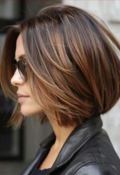 Easy Low Maintenance Hairstyles, Dark Brown Bob With Highlights, Chocolate Brown Bob Haircut, Bob Hairstyles Side Part, Bayalage Bob, Brunette Bob With Highlights, Natural Highlights For Brown Hair, Bob Hairstyles With Highlights, Bob Haircuts With Highlights