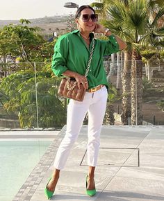 Ann Taylor Outfit, Green Pants Outfit, Colour Combinations Fashion, Elegante Y Chic, White Jeans Outfit, Stylish Summer Outfits, Over 50 Womens Fashion, Oversized Blouse, Casual Chic Outfit