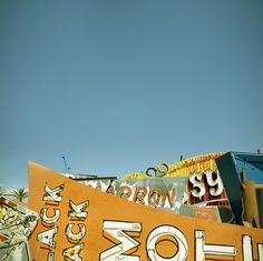 an old neon sign is sitting on the side of a building