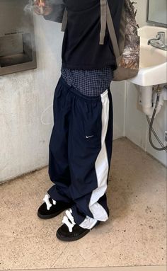 Baggie Pants, Sagging Pants, Old School Fashion, Things To Do With Boys, Taper Fade, 2000s Outfits, Street Fashion Men Streetwear, Guys Clothing Styles