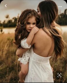 Mother Daughter Photography Poses, Mom Daughter Photography, Mommy Daughter Photography, Mom Daughter Photos, Mommy Daughter Photoshoot, Mother Daughter Poses, Mommy Daughter Pictures, Daughter Photo Ideas, Portret Feminin