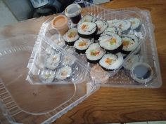 Sushi con Filadelfia, aguacate, pepino, zanahoria y surimi envuelto con alga