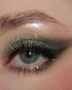 Green Sparkly Makeup, Olive Green Makeup Look, Debs Makeup, Christmas Makeup Looks Simple, Slytherin Makeup, Christmas Eyeliner, Creative Christmas Makeup, Eyeliner Creative, Slytherin Wedding