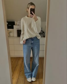 Jeans Outfit Fall Casual, Casual Neutral Outfits, Casual Sporty Outfits, Straight Leg Jeans Outfits, Mum Fashion, Nashville Outfits, Casual Outfit Inspiration, Paris Outfits, Mode Casual