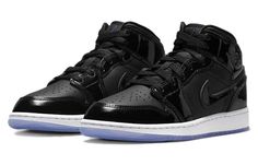 Air Jordan Outfits Men, Nike Air Jordans Outfit, Nike Jordan 1 Mid, Jordan 1 Black, Black Jordans, Air Jordan 1 Mid Se, All Nike Shoes, Nike Air Jordan 1 Mid, Youth Shoes