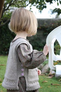 Sooo cute! I can't wait to knit this for a friend! :) Pull Bebe, Girls Vest, Knitted Wit, Knitting Girls, Kids Sweater, Knit Outfit, Baby Sweaters