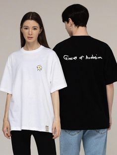 This is a casual and comfortable t-shirt by GRAVER that is made out of high quality and sturdy fabric. With unique design detail and trendy mood, you can style it for your casual and young daily outfit.- Round double ribbed neckline- Urethane graphic print detail- Unisex item Spring Cotton T-shirt For Streetwear, Spring Streetwear Cotton Tops, Spring Cotton Tops For Streetwear, Gym Merch, Logo Shirt, Ribbed Neckline, Logo T Shirt, Flower Drawing, Daily Outfits