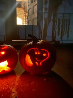 Pumpkin carved with snoopy design Pumpkin Cravings Easy, Charlie Brown Carved Pumpkin, Pumpkins To Carve, Pumpkin Carving Inspo Cute, Vintage Pumpkin Carving Ideas, Halloween Pumpkin Carving Ideas Easy, Fish Jack O Lantern, Skeleton Jack O Lantern, Pinterest Pumpkin Carving Ideas