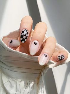 These are the BEST trendy oval nails designs summer, including cute short black and white check nails, classy oval nails ideas, oval nail shape ideas, cute minimalist black and white nails with hearts, short oval nails acrylic gel, fun oval nails spring, cute oval nails aesthetic, short oval acrylic nails with check print and oval nail art designs classy! If you haven’t jumped on this nail trend yet, you have to before it’s too late! Checkered Nails, Short Fake Nails, Short Press On Nails, Nail Swag, Fake Nail, French Tip Nails