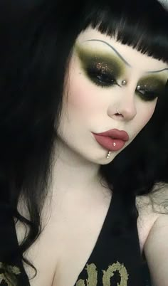 Gory Clown Make Up, Goth Christmas Makeup Looks, Bat Eyeshadow, Goth Makeup Colorful, Christmas Goth Makeup, Gothic Christmas Makeup, Heavy Goth Makeup, Green Alt Makeup, Whimsigothic Makeup