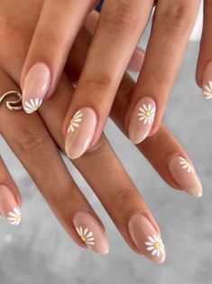 Ongles Beiges, April Nails, Nude Nail Designs, Daisy Nails, Colorful Nails, Short Acrylic Nails Designs