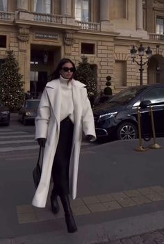 Coat And Long Skirt Outfit, Wool Long Skirt, Winter Fashion Videos, Smart Elegant Outfit Women, Oversized Coat Outfit Winter, Trench Coat Fits, Outfit Ideas Classy, Clothes For Winter, Outfit Videos