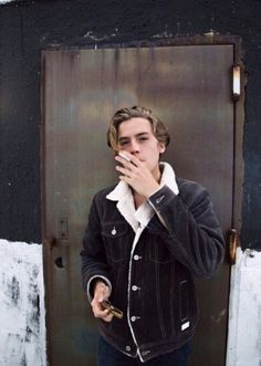 Guy Photoshoot, Cole Sprouse Aesthetic, Cole Sprouse Hot, Jug Head, Cole Sprouse Funny, Cole Spouse, Cole Sprouse Wallpaper, Cole Sprouse Jughead, Aesthetic Header